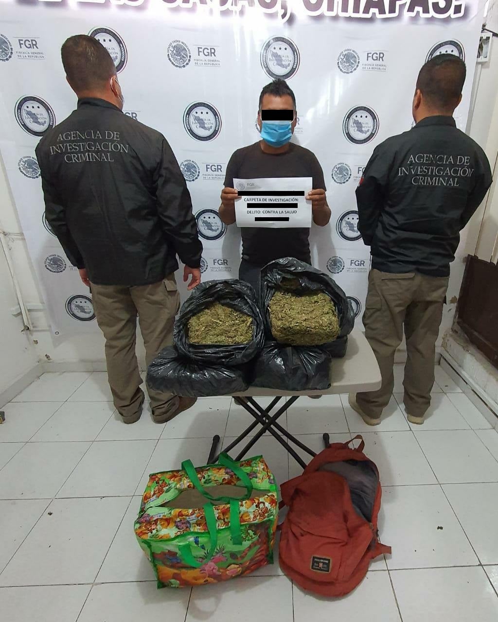 Aseguran a dos con casi 10 kilos de mota