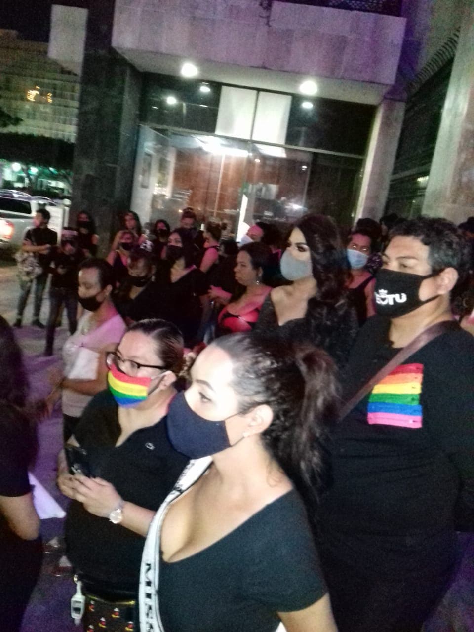 Se manifiestan contra el odio hacia la comunidad LGBTTTI, exigen un alto a la violencia.