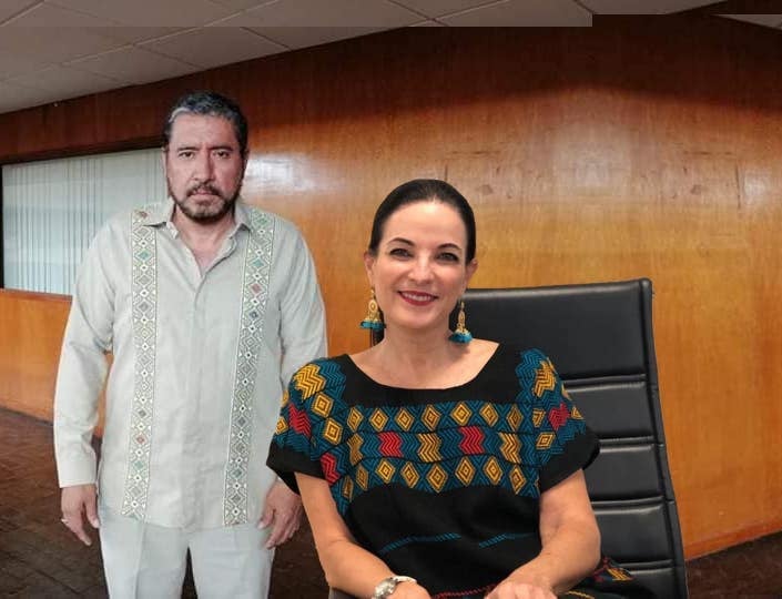 Cómo ven al doble chamba Químico Carlos Esquinca Cancino