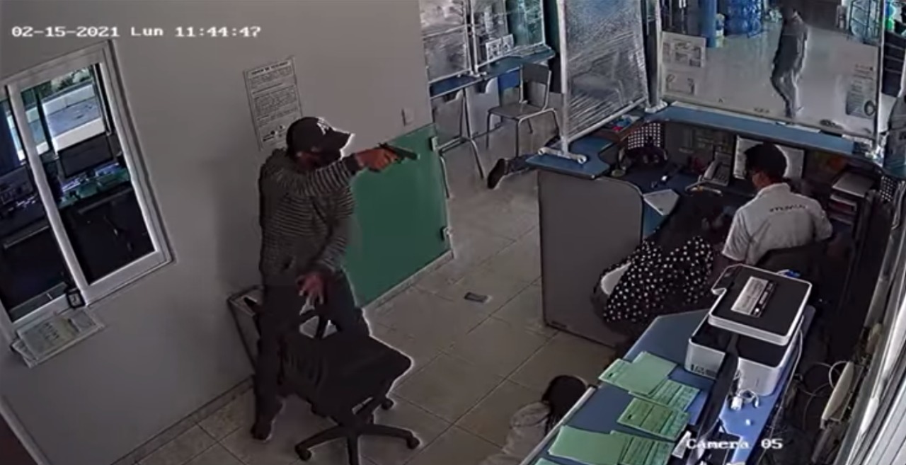 A punta de pistola y a plana luz del día cuatro asaltantes roban en la empresa de Venta de Equipo de Purificación de Agua, Atesa
