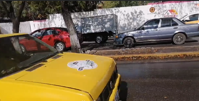 Aguas negras en el Bulevar Fidel Velásquez a la altura de la Colonia 24 de Junio
