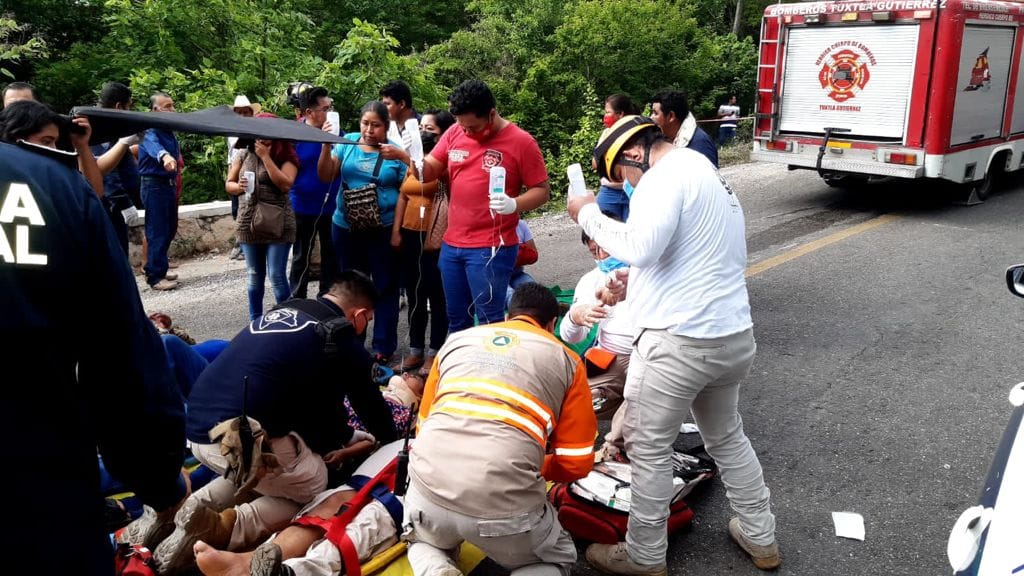 Sistema Estatal de Protección Civil activa protocolo de atención por accidente carretero Emiliano Zapata, en Tuxtla Gutiérrez