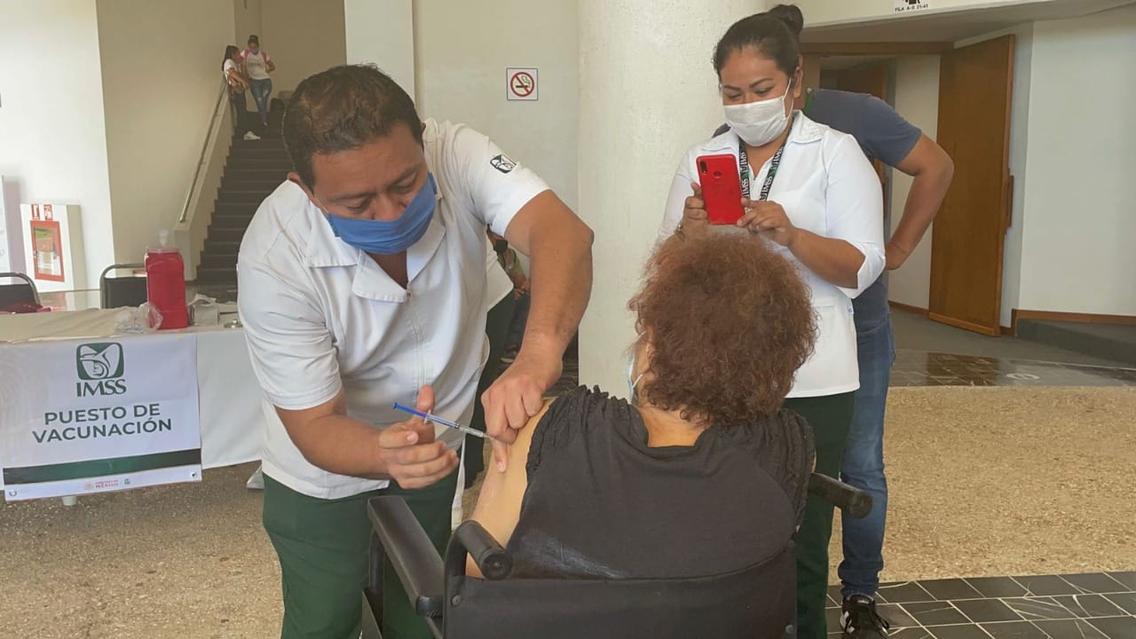 Lanzan “Estrategia 2+1” para inmunizar contra COVID-19 a jóvenes promotores de la vacunación en Chiapas