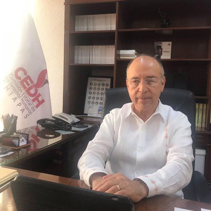 Él es Juan José Zepeda Bermúdez, él gracias a los favores de Manuel Velasco Coello fue impuesto como Presidente de la Comisión Estatal de los Derechos Humanos de Chiapas.