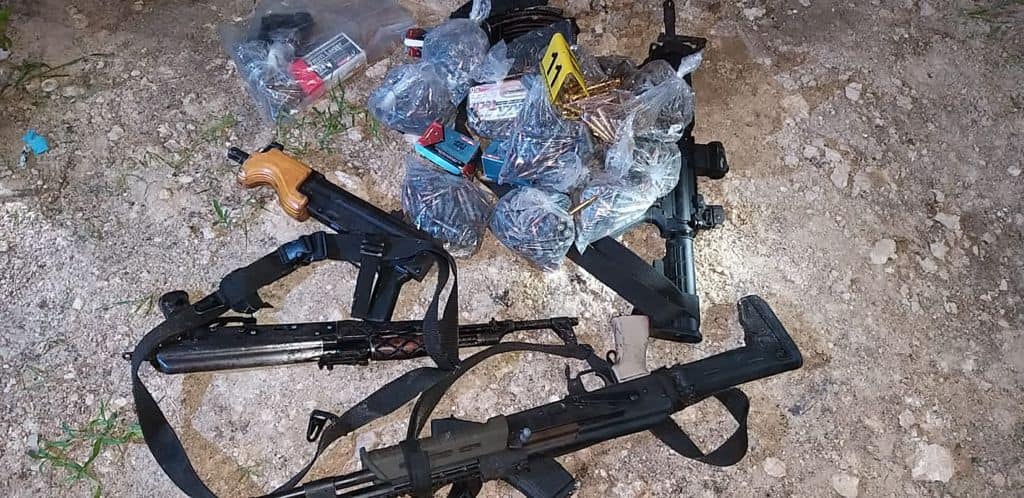 La FGR cumplimentó una orden de cateo, otorgado por el Juez Especializado en el Sistema Penal Acusatorio, por la probable comisión del delito de posesión de armas de fuego de uso exclusivo de las Fuerzas Armadas, en un inmueble ubicado en la capital chiapaneca.