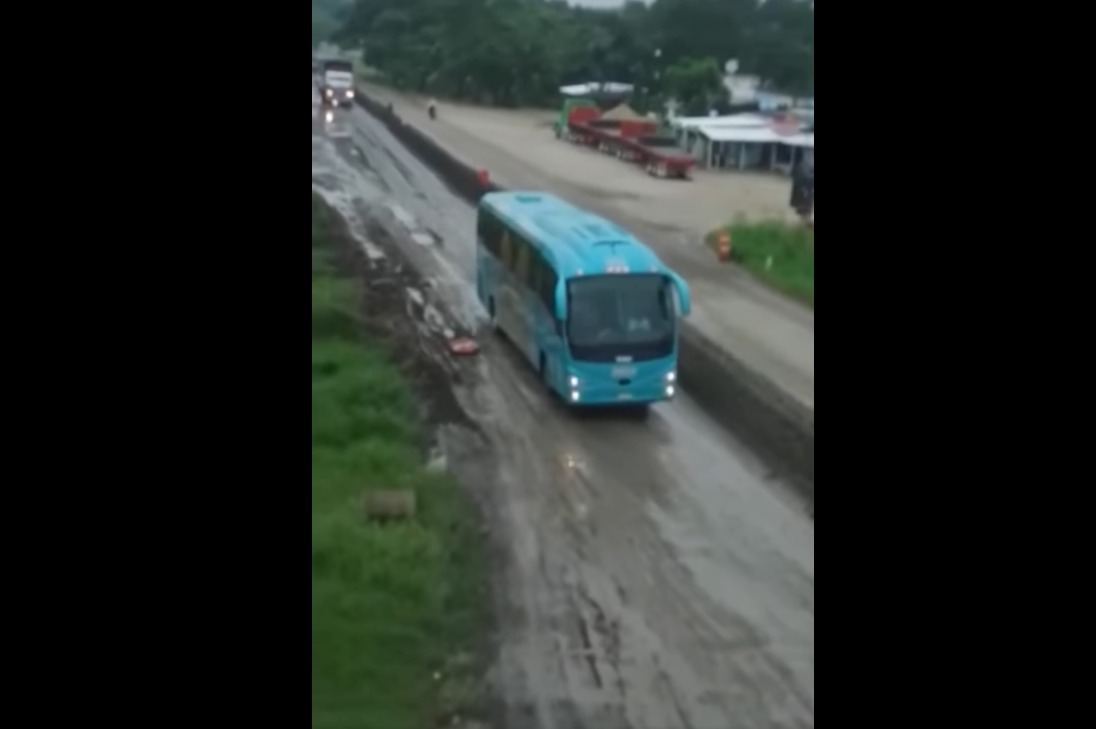Destrozan tramo carretero en Palenque, pobladores están desesperados pues no avanzan con la obra.