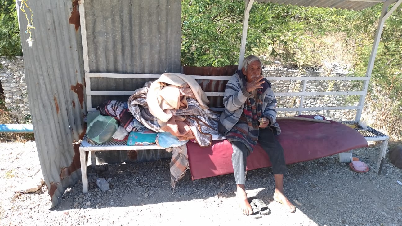 Abandonan a Don Manuel Mateo, una persona de la tercera edad que vive en la calle en el Municipio de Motozintla