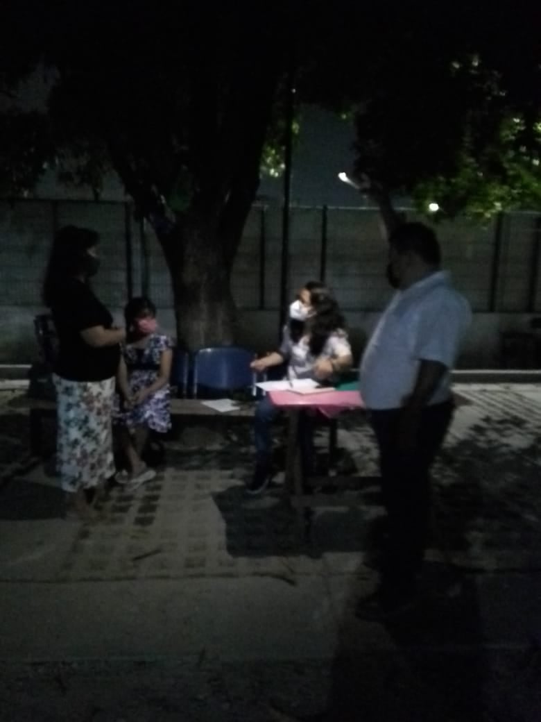 En el estacionamiento dan consulta los doctores del Centro de Salud Bienestar Social, y no surten medicamentos