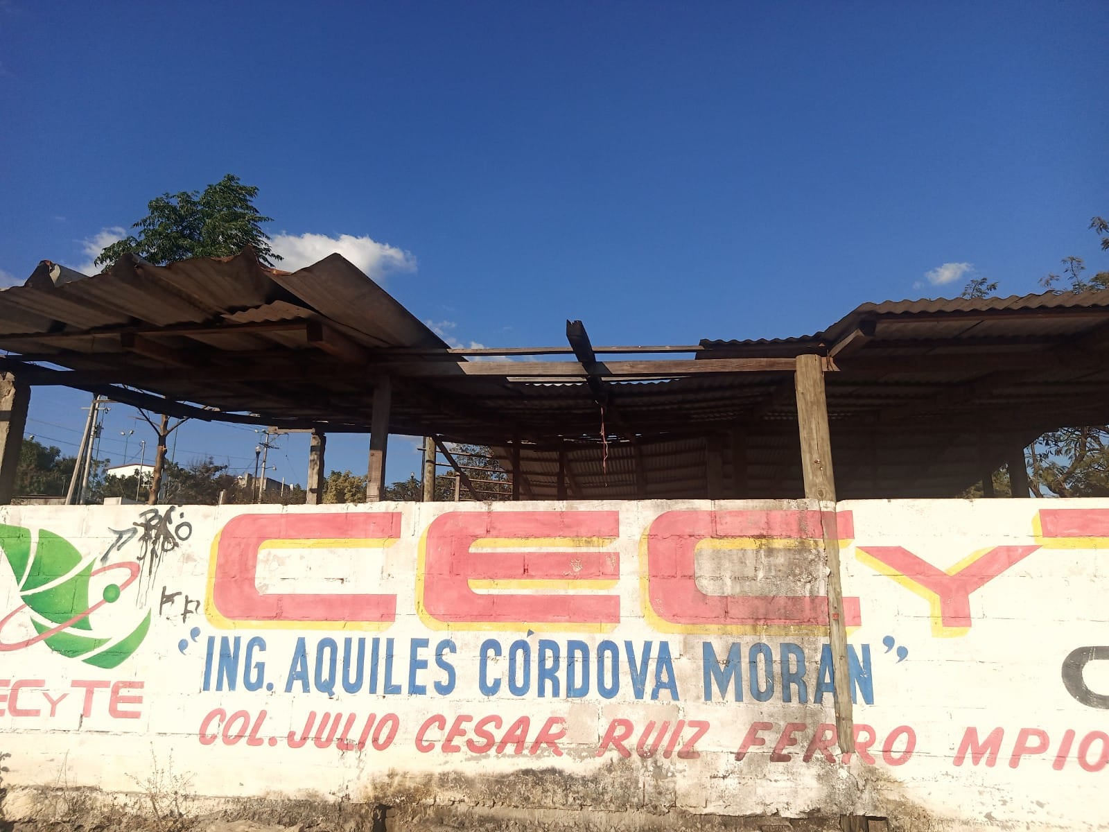 ¿Será que el Director General del Colegio de Estudios Científicos y Tecnológicos del Estado de Chiapas, Sandro Hernández Piñón y la titular de la Secretaría de Educación Chiapas, Rosa Aidé Domínguez Ochoa, llevarían a sus hijos a esta escuela?