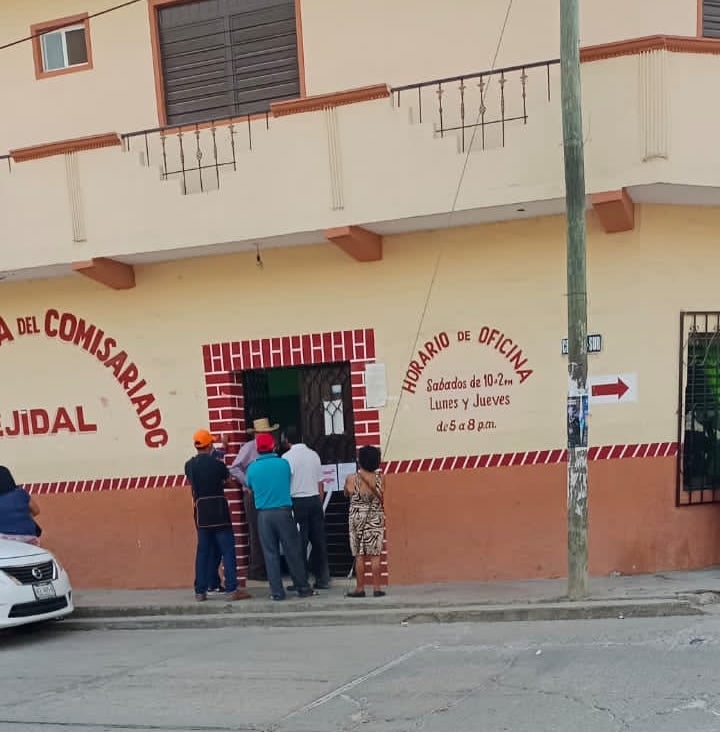 En la calle y amontonados, así los tienen en la Casa Ejidal de #Berriozabal, no dan atención en los horarios establecidos