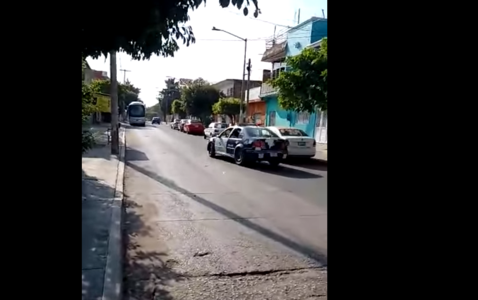 Vecinos de la 4 sur oriente, entre 15 y 16 oriente, de la ciudad de Tuxtla Gutierrez, denuncian a policías que amedrentan a los ciudadanos tomandoles fotografías.