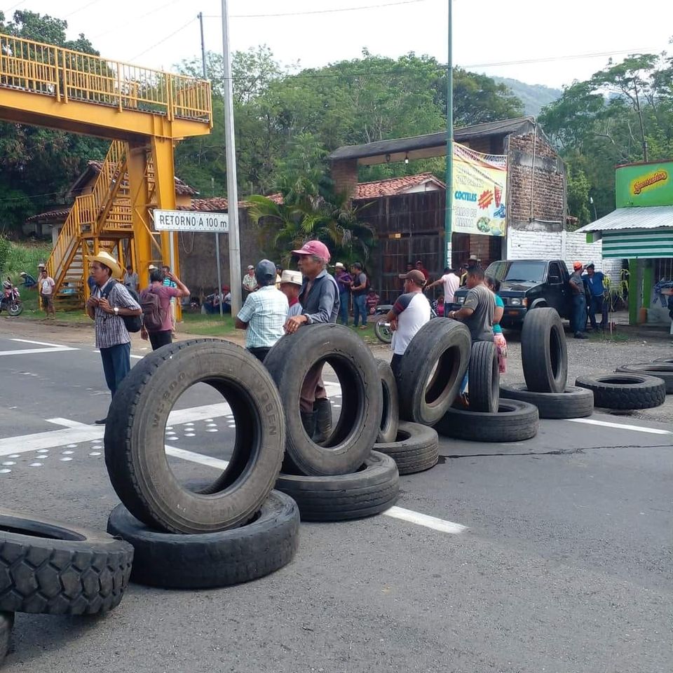 Bloqueo carretera costera por conflicto añejo del tráfico  de Aretesiniiga
