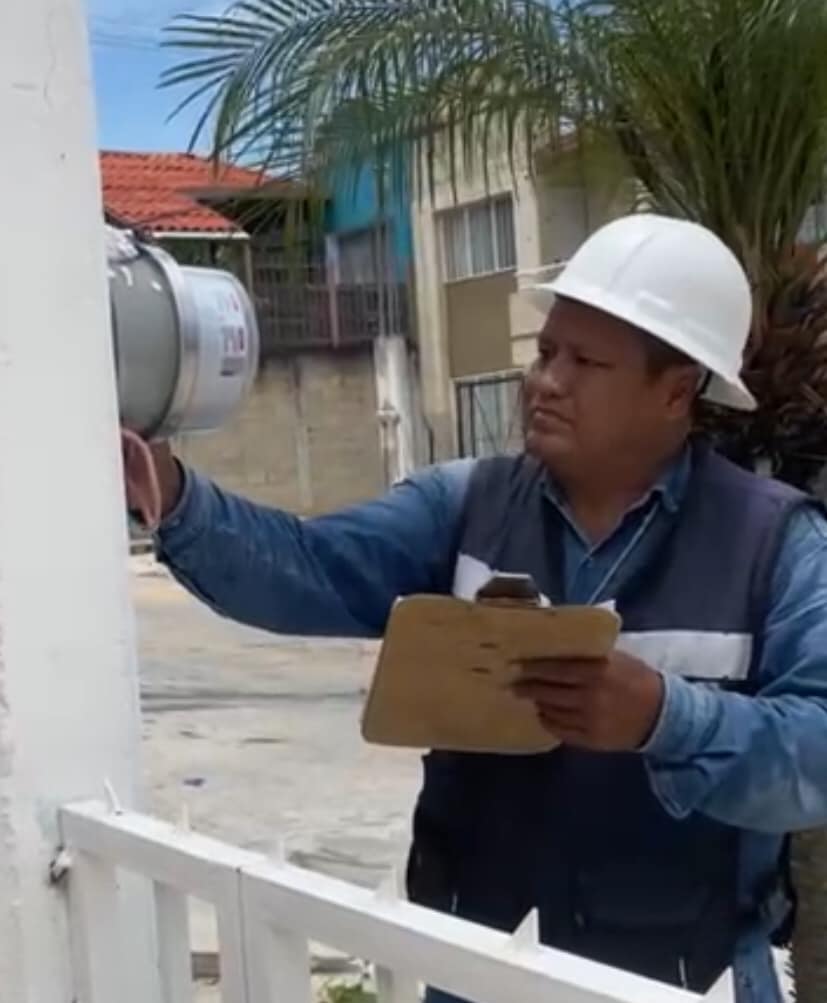 Esta persona, quien dijo trabaja en la Comisión Federal De Electricidad fue a cortar el servicio de energía eléctrica en casa de mi familia.