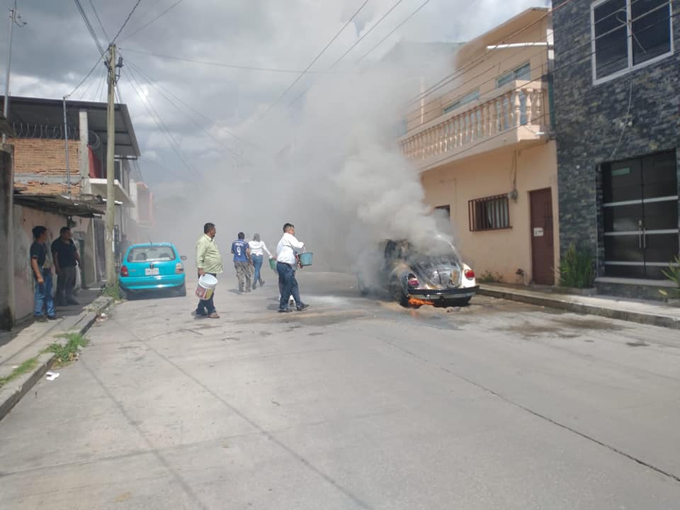 Se incendia Volkswagen sedan.