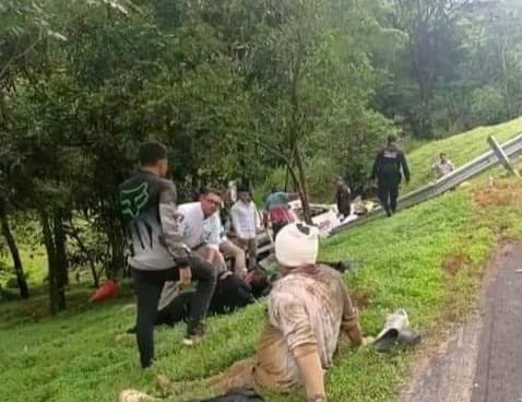 Accidente automovilístico, hay nueve extranjeros y tres personas de origen mexicano heridos.