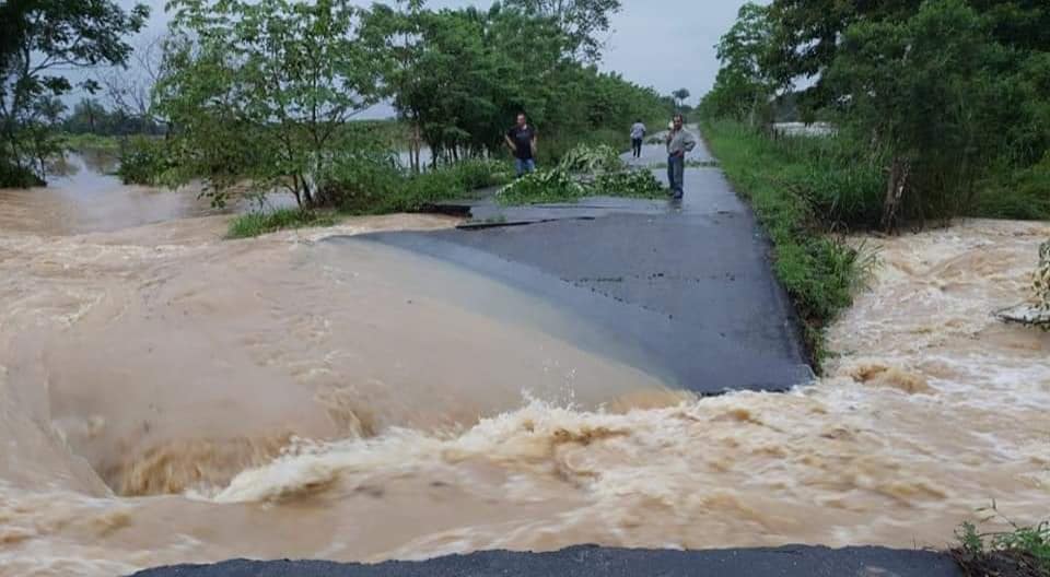 Habitantes de Juárez culpan a Pemex por las inundaciones en la Ranchería Hidalgo y que esté inutilizado el tramo carretero San Manuel – Juárez – Reforma