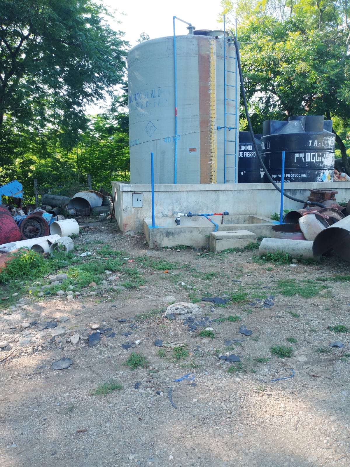 En el Ayuntamiento Tuxtla Gutiérrez hay tanto dinero que en el SMAPA Tuxtla hasta lo desperdician. Con las malas instalaciones ponen en peligro a los trabajadores que pueden estar expuestos a reactivos químicos.