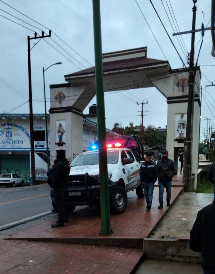 Policía Municipal de Oxchuc realiza operativo en el Arco de Bienvenida para impedir bloqueo.