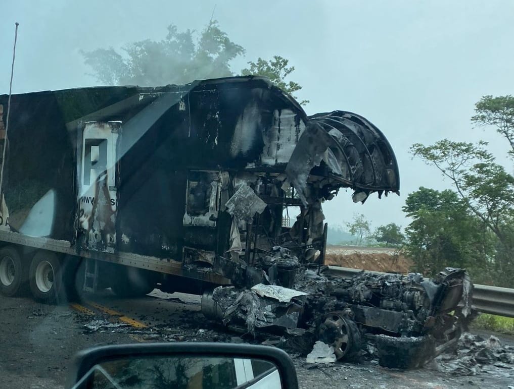 Grupo armado quema un tráiler en el tramo carretero Ocozocoautla