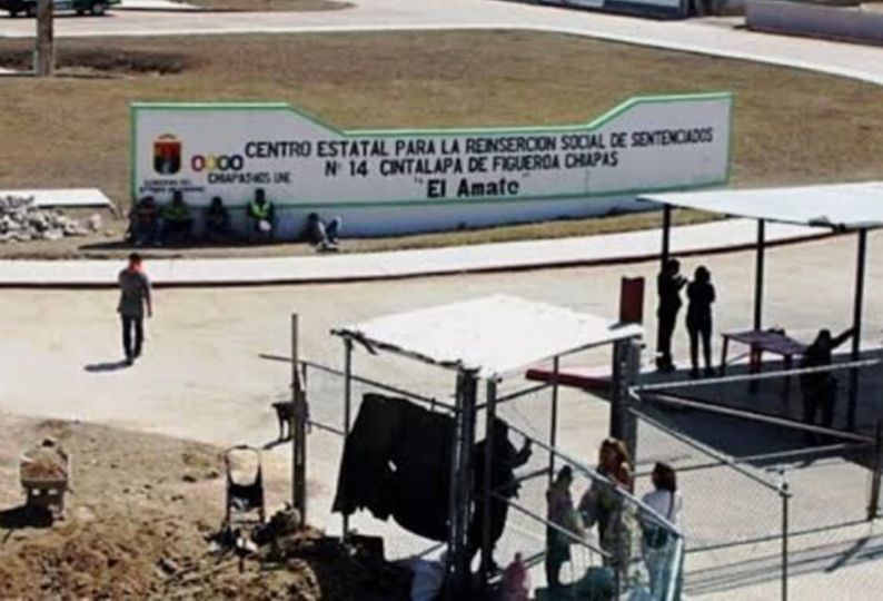 Luego de ser emboscados por personas armadas, en el tramo carretero Cintalapa – Tapanatepec, dos militares buscaron refugio en el Penal El Amate.