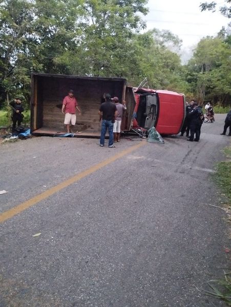 Se brinda atención tras accidente carretero en Mezcalapa