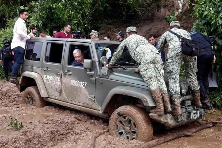 Solo un presidente inhumano se va a una zona de desastre por vía terrestre sabiendo que están destruidas las carreteras.