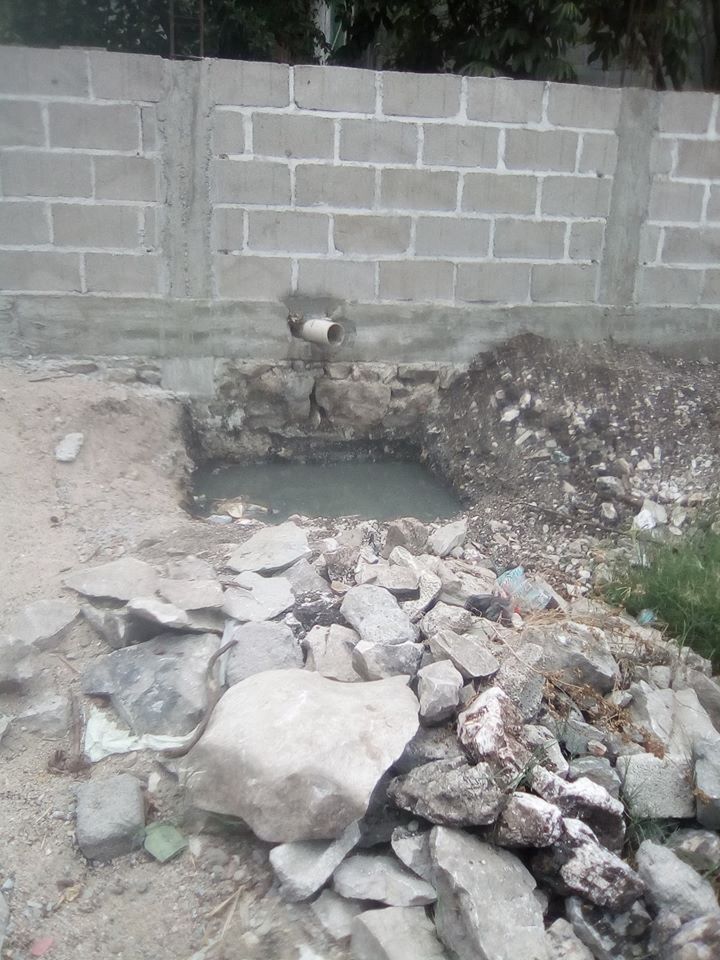 Don Efrén hace una fosa séptica y la deja a la intemperie. Vecinos de la Colonia Ruiz Ferro piden a las autoridades del H. Ayuntamiento de Chiapa de Corzo. clausure ese tiradero de aguas negras que se encuentra en la Calle Ángel Albino Corzo, Manzana 45, Lote 4, al ser un foco de infección para los habitantes de dicha colonia. #DenunciaCiudadana CCP: Sapam Chiapa de Corzo oficial Jorge Humberto Molina Gómez