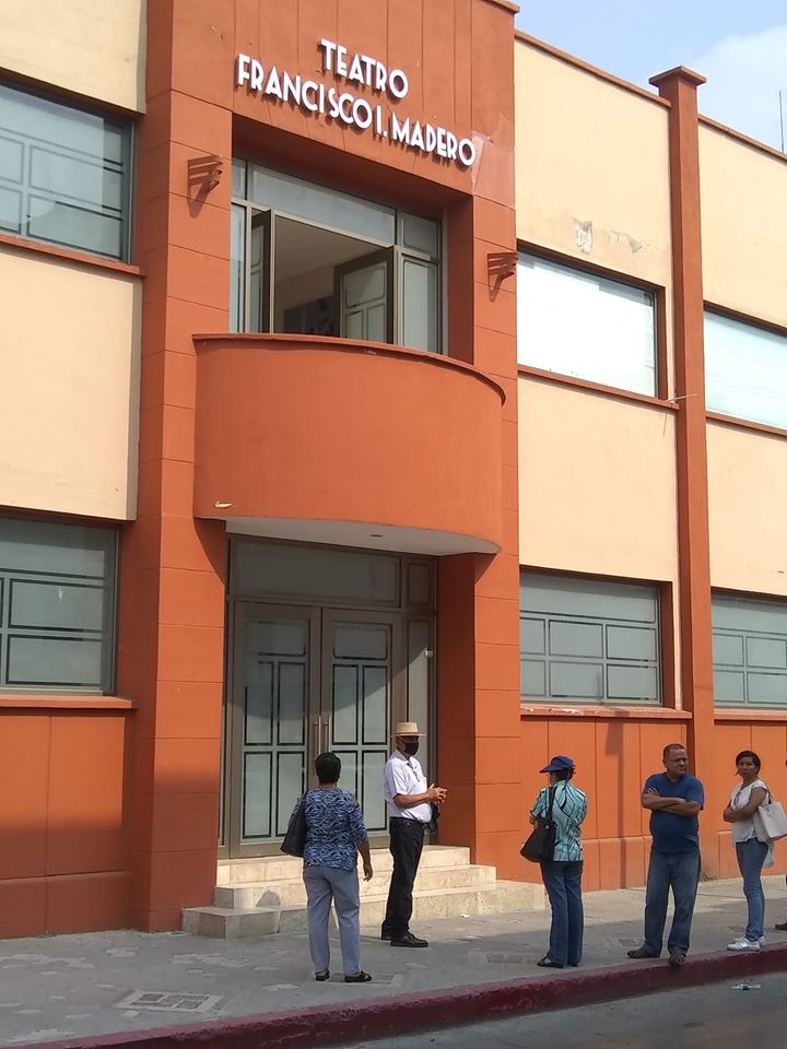 En el teatro Francisco I Madero ubicado sobre la 2ote y 2 norte realizan pago a jubilados de gobierno, con una extricta medida de seguridad sanitaria. Para evitar riesgos de salud y así salvaguardar más contagios del covid 19 en Tuxtla Gutiérrez .