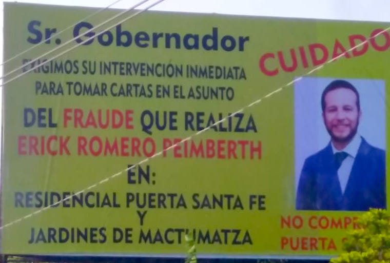 Con lonas, solicitan al Gobernador Rutilio Escandón Cadenas intervenir ante los FRAUDES inmobiliarios de Erick Romero Peimberth