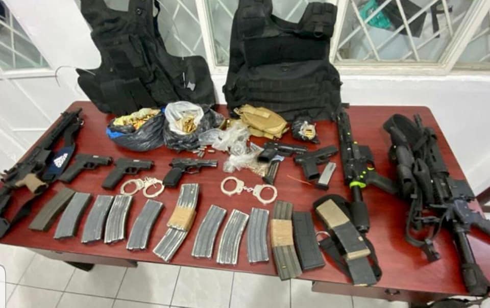 Obtiene FGR vinculación a proceso en contra de cuatro personas, llevaban un arsenal
