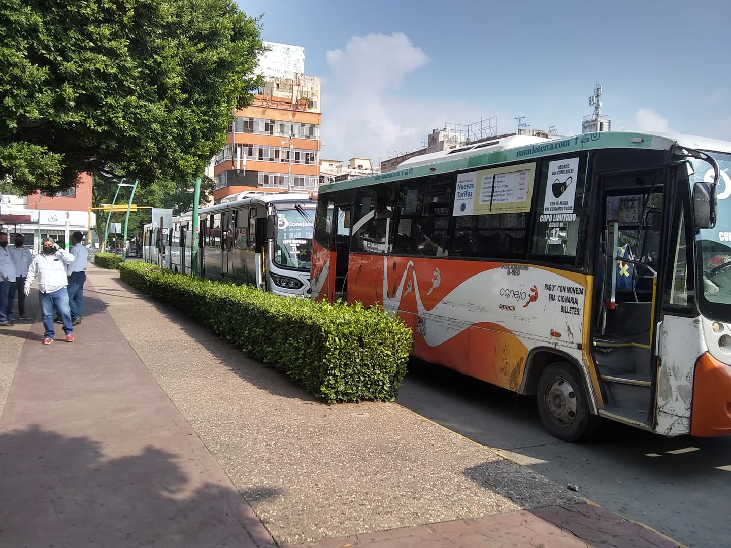 Conductores del servicio del transporte público CONEJO BUS de la ruta 1 y 2 se manifiestan frente al parque central , apartir de ésta mañana, debido a que no han recibido el pago de sus quincena .