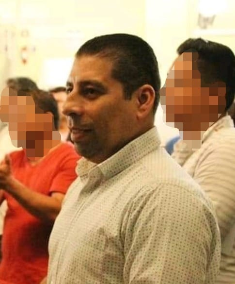 Él es José Antonio Lara Gutiérrez, Director General de Talleres Gráficos, este funcionario le exige a sus empleados llegar a trabajar aún estando enfermos.