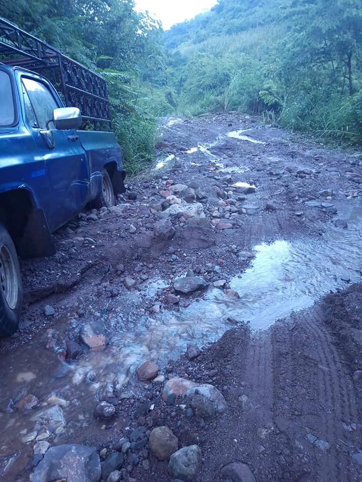 Derrumbe originado por las fuertes lluvias deja incomunicado el tramo carretero el Bosque-Chavajebal