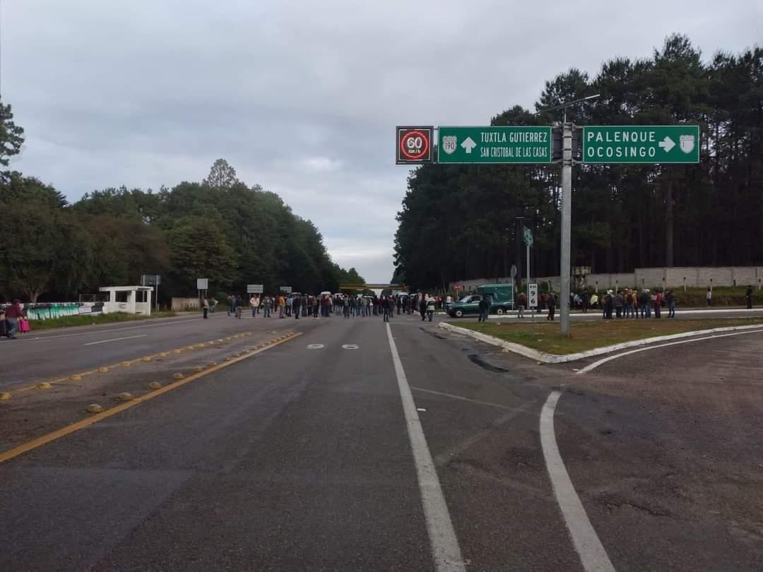 Bloqueo total en Crucero de Rancho Nuevo, San Cristóbal de las Casas.