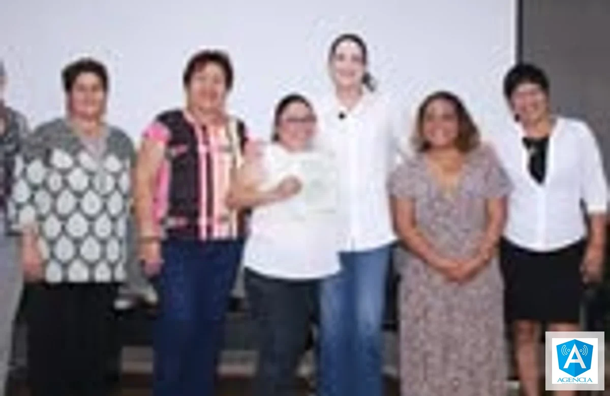 Entregan diplomas a emprendedoras egresadas de los cursos Hecho en Tuxtla