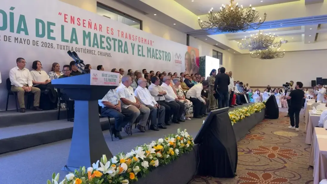 Eduardo Ramírez con las maestras y los maestros de Chiapas