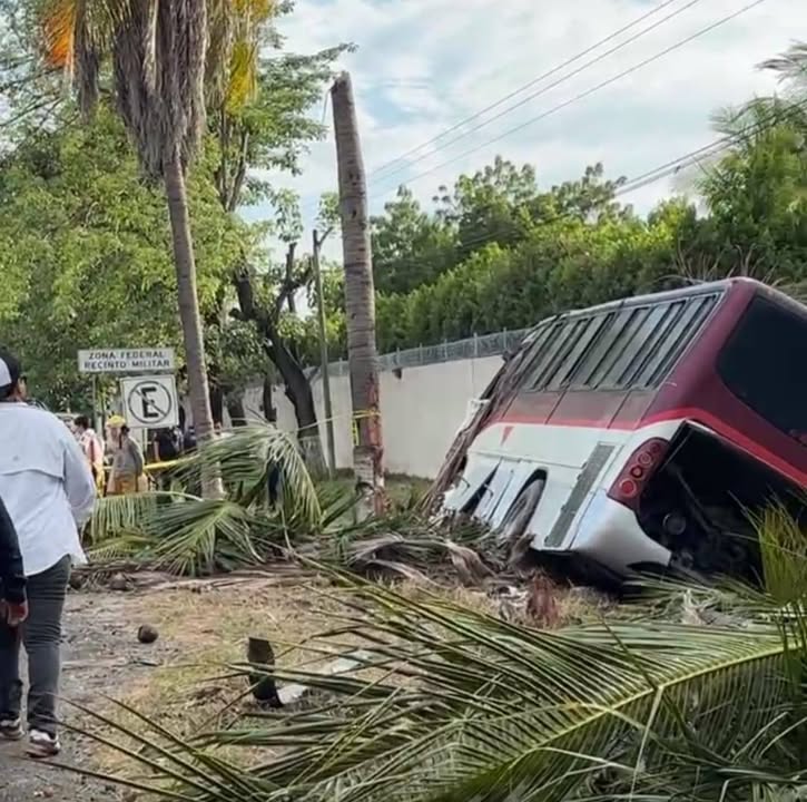 Personal de la Secretaría de Protección Civil de Tapachula brinda atención inmediata tras un accidente automovilístico registrado en la carretera a Puerto Madero,…