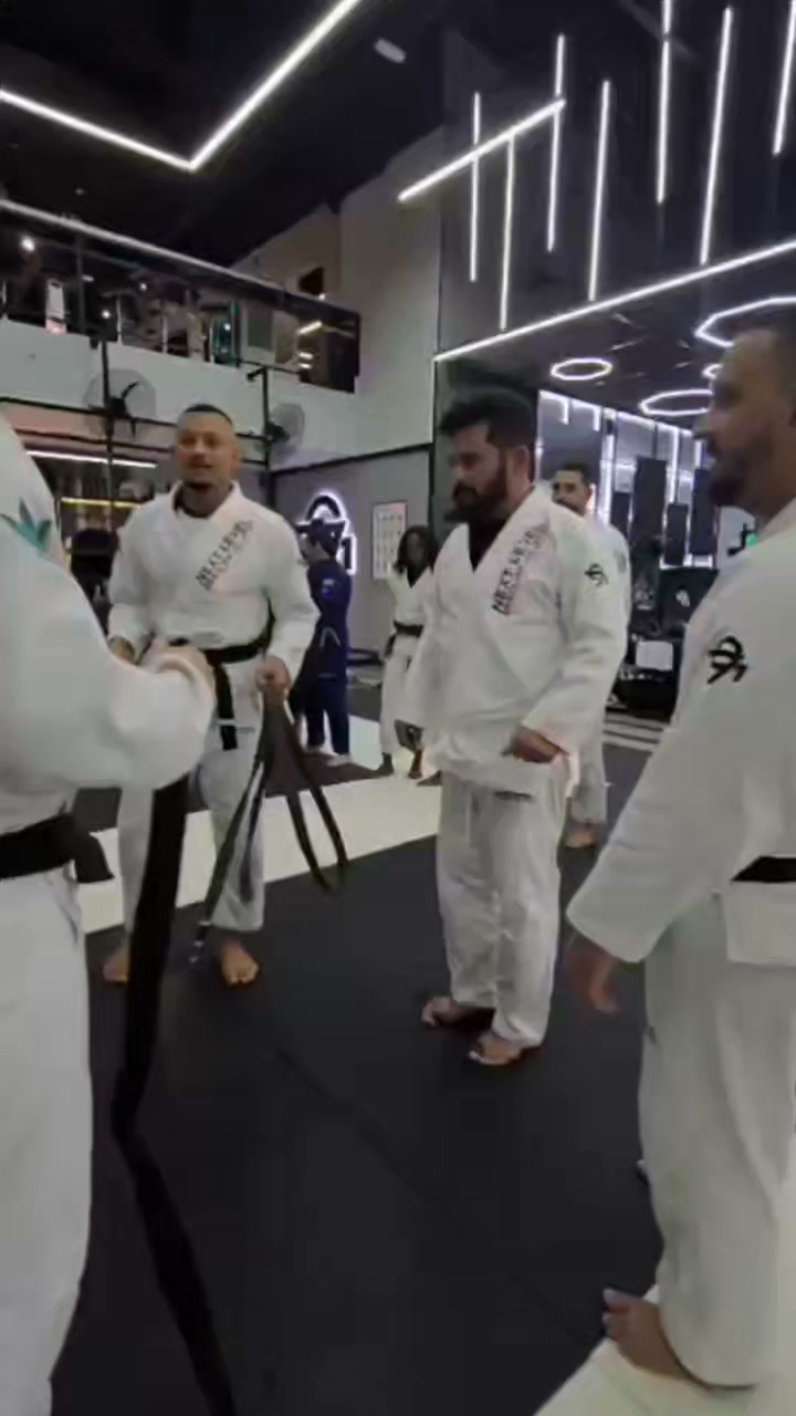 RECIBE CINTA NEGRA DE JIU JITSU BRASILEÑO EL PROFESOR VÍCTOR MANUEL PEREYRA SALDAÑA EN DUBAI 🥋🥋